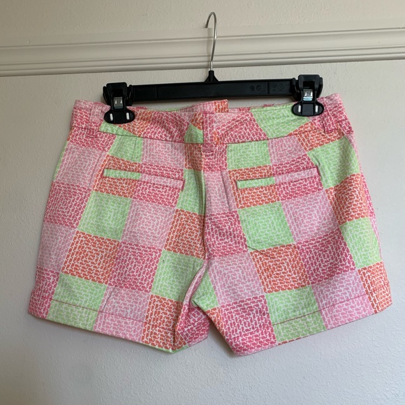 Vineyard Vines whale pattern shorts - Picture 2 of 3